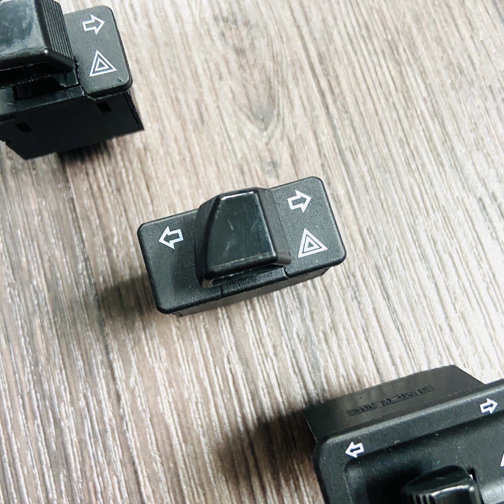Công tắc xi nhan tích hợp HAZARD sử dụng cho nhiều dòng xe HONDA, YAMAHA nhiều kích thước