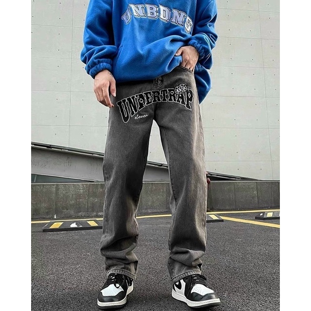 QUẦN JEANS ỐNG RỘNG THỂU CHỮ 2 VÒNG TRÒN SAU TÚI