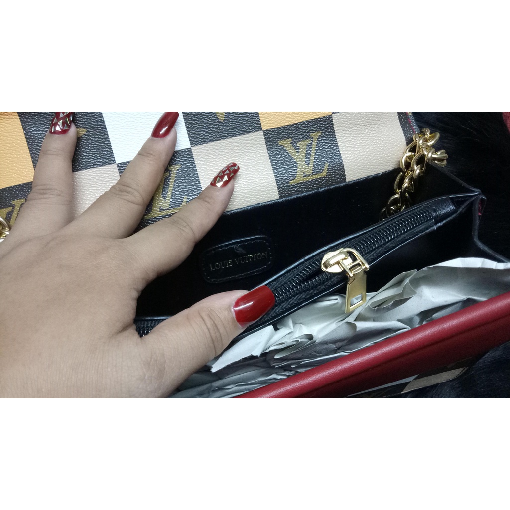 Túi đeo chéo chất da bóng caro hoa văn chữ LV, khóa đầu rồng vàng, quai đeo bằng xích