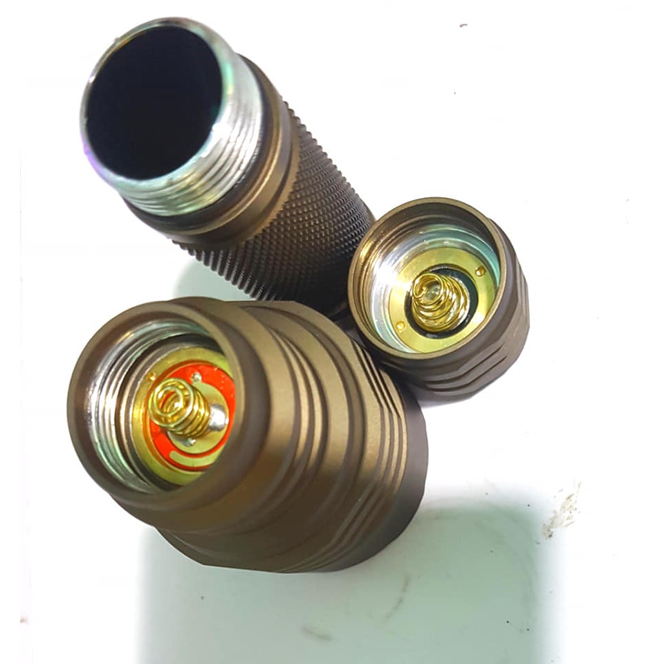 Đèn pin c8+ XHP50.2 công suất 18w quang thông 2800 lumen