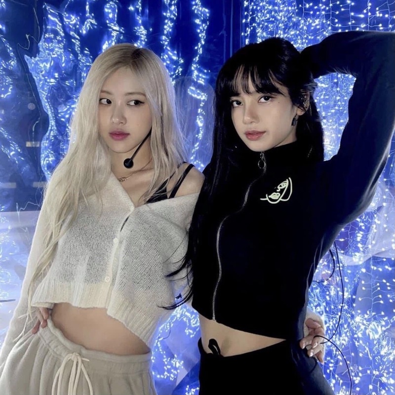 (HÀNG CÓ SẴN) Áo Cardigan len dệt kim mỏng màu trắng Rosé - Jennie / Chân váy chữ A xẻ tà 2 bên màu xanh - Meadow | BigBuy360 - bigbuy360.vn