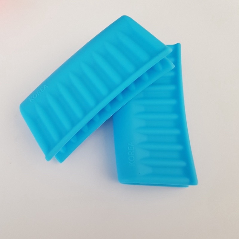 Cặp nhấc nồi chống nóng làm bằng chất liệu silicon