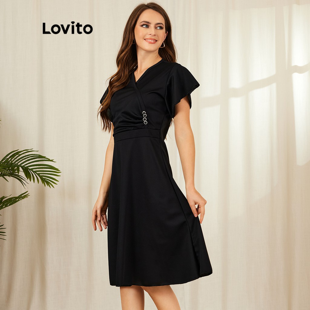 Đầm Lovito cổ chữ V phối nút xếp nếp màu trơn sang trọng L18X578 (Màu đen)