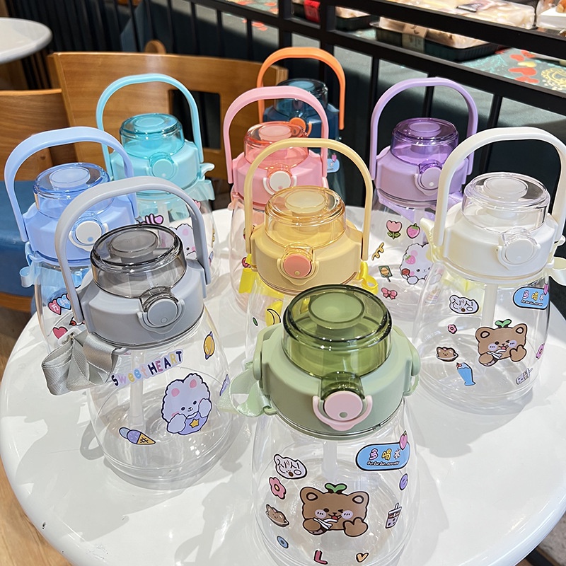 Bình nước 1,3L Bình đựng nước cute chịu nhiệt tốt và ống hút, quai đeo chéo tiện lợi