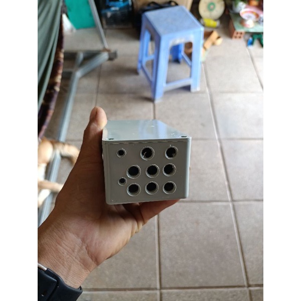 Hộp nhựa 136x68x50mm khoan lỗ sẳng
