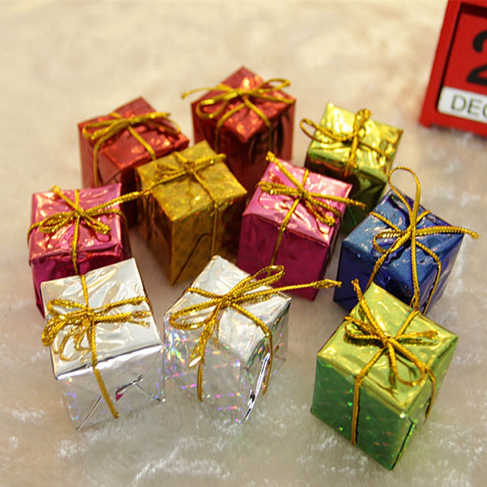 Set 12 hộp quà Giáng Sinh hình vuông màu laser phụ kiện treo trang trí cho cây noel/tô điểm cho ngôi nhà