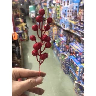 Chùm quả đỏ may mắn trang trí cây thông
