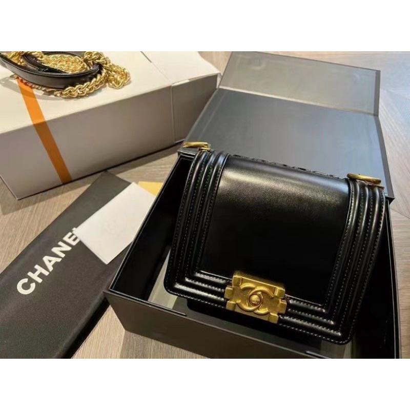 Túi xách CL màu đen.