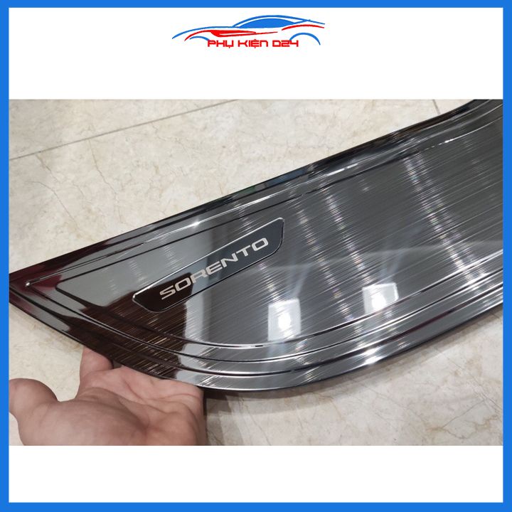 Ốp tapli Sorento 2021-2022 vân titan chống trầy va đập khi mở cửa trang trí xe