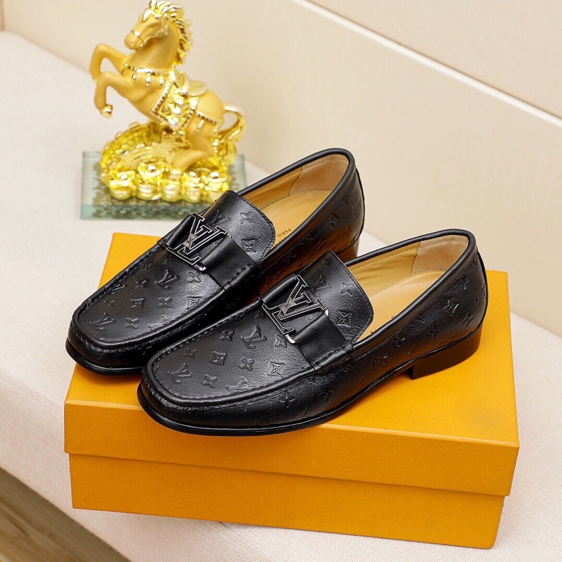 Giày tây lười nam Louis Vuitton mặt trên làm bằng da bò ý có in logo thương hiệu và logo mạ bạc nổi