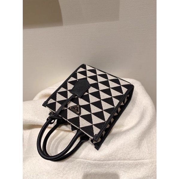 Túi 𝑴𝒊𝒐𝒄𝒓𝒂 𝑲𝒐𝒍𝒚 nền họa tiết