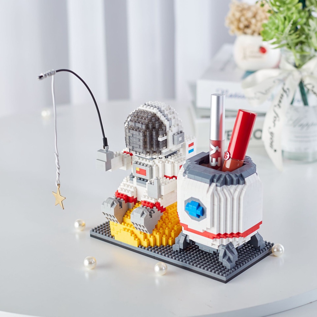 Đồ Chơi Lắp Ráp Xếp Hình Mô Hình Hộp Đựng Bút Phi Hành Gia Có Đèn Ngủ Astronaut Pen Box Model 6903 Với 1488+ PCS