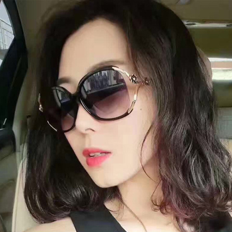 Kính mát thời trang gọng lớn cho nữ