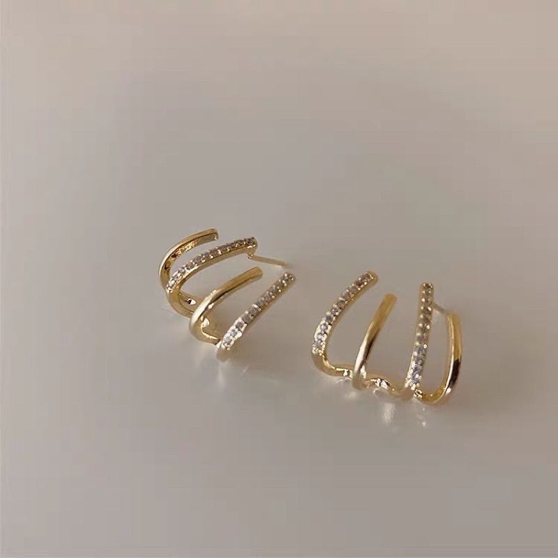 Bông tai đính đá thiết kế xinh xắn