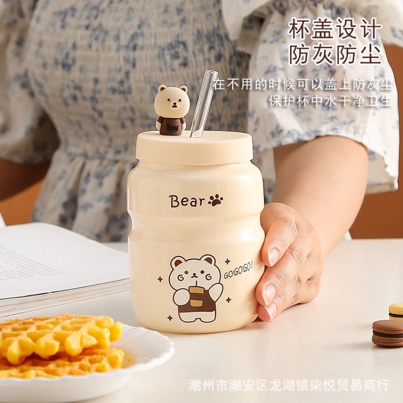 Bình nước sứ tráng men nắp silicon có đính kèm charm gấu và ống hút