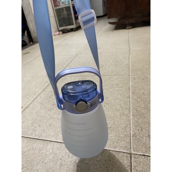Bình đựng nước 1,8 lít có quai có dây đeo tiện dụng