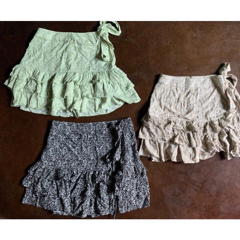 Pass chân váy hoa nhí H&M, xoè tầng, cột nơ eo vạt chéo, có khoá kéo. Size M,L. New Tag Thanh Lý