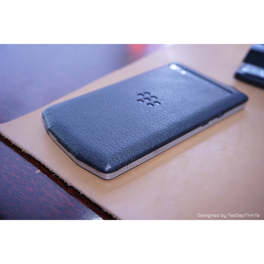 Miếng dán da skin BlackBerry 9983 - Da bò dập vân hạt nhỏ màu đen - D1