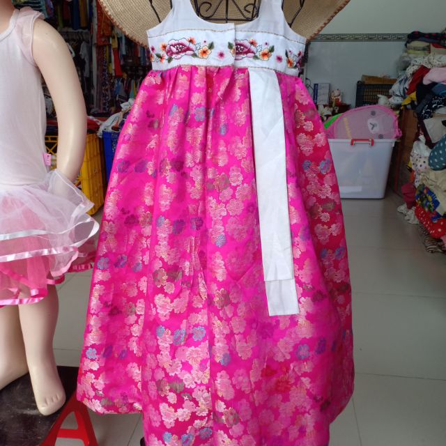 Hanbok cách điệu cho bé gái