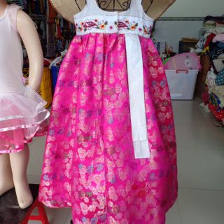 Hanbok cách điệu cho bé gái