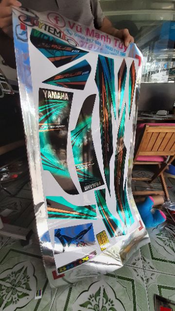 Tem sirus crôm sáng bóng