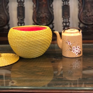 Ấm tích Bát Tràng men kem vẽ hoa đào kèm bao ủ ấm