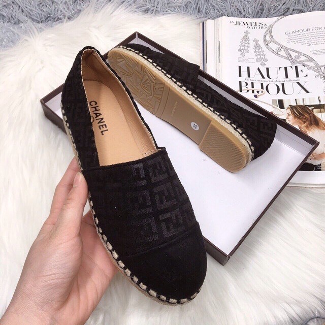 Giày slip on viền cói vân họa tiết khuy GG mạ đồng | BigBuy360 - bigbuy360.vn