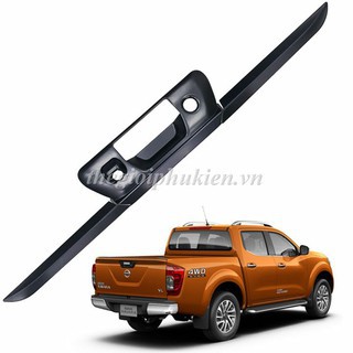 Ốp mở cốp xe Nissan Navara
