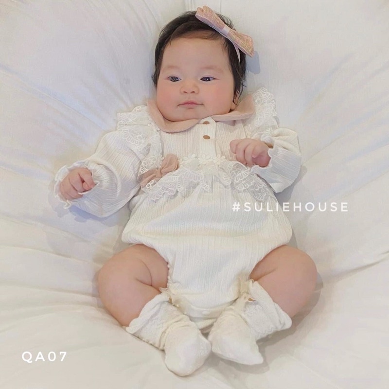 Body váy trắng kèm mũ nơ hồng tiểu thư - QA07