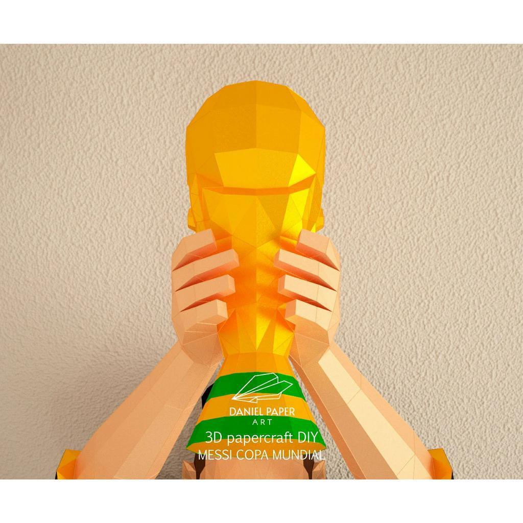 Mô hình giấy 3D papercraft cầu thủ bóng đá nhận cúp vàng