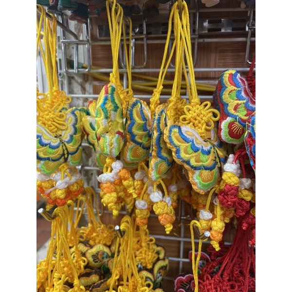 Móc khoa thổ cẩm hình thêu