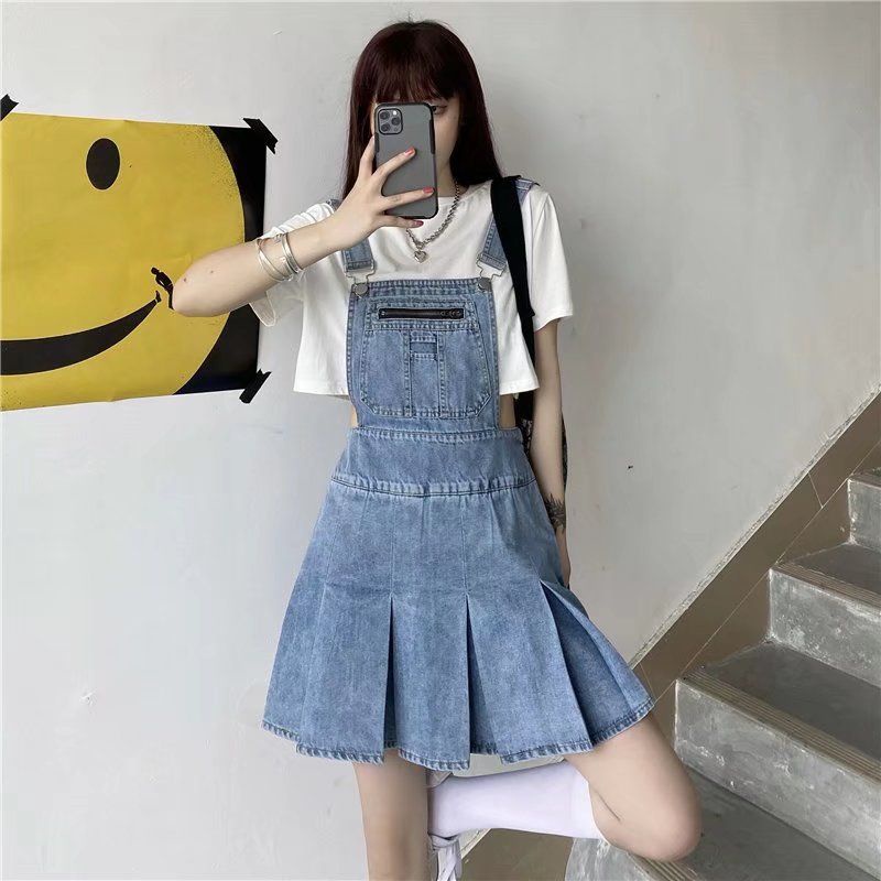 Váy hai dây yếm jean mềm kết hợp với chân váy xếp ly