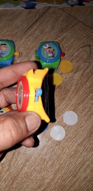 Sét 4 cái mô hình bắn đĩa đeo tay bằng nhựa