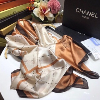 Khăn lụa chanl hàng mới về sale còn 180k.