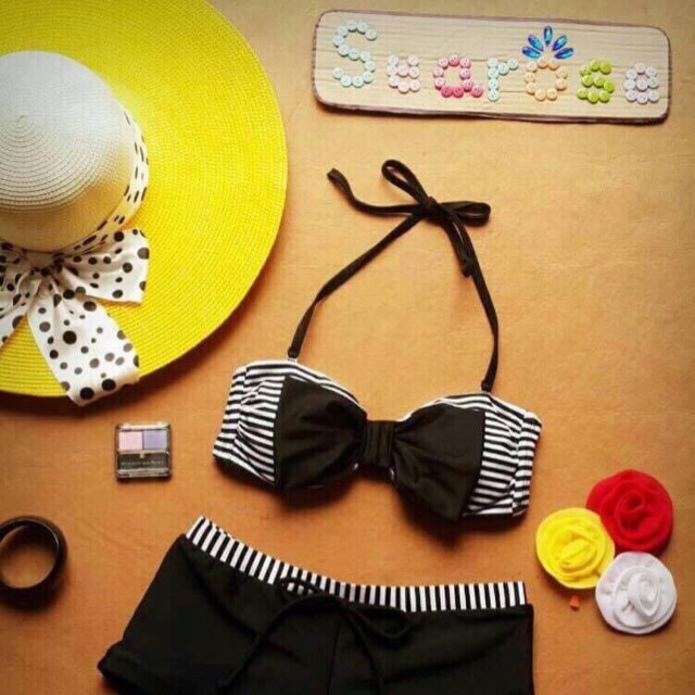 Bikini sọc đen trắng