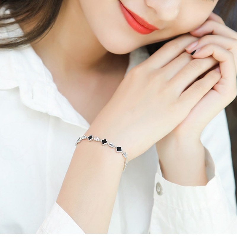 Lắc Tay Bạc Nữ hình Cỏ Bốn Lá Đính Đá Onyx  - Vòng Tay Bạc tự thiết kế M.Lady Jewel