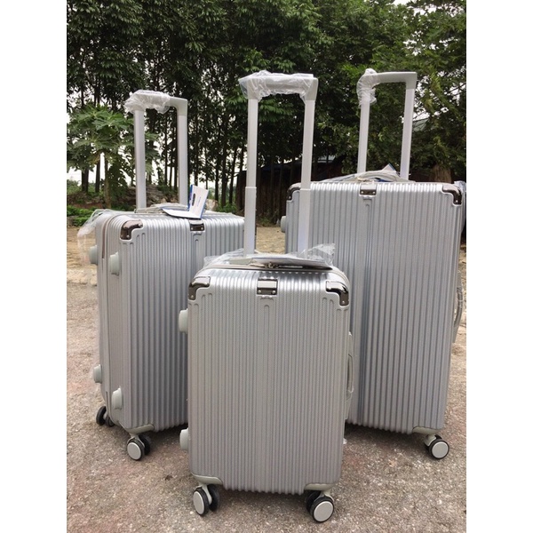 < giá rẻ vô Địch> vali nhựa sọc dọc ,bịt góc Thành Phát size 28, hàng đẹp