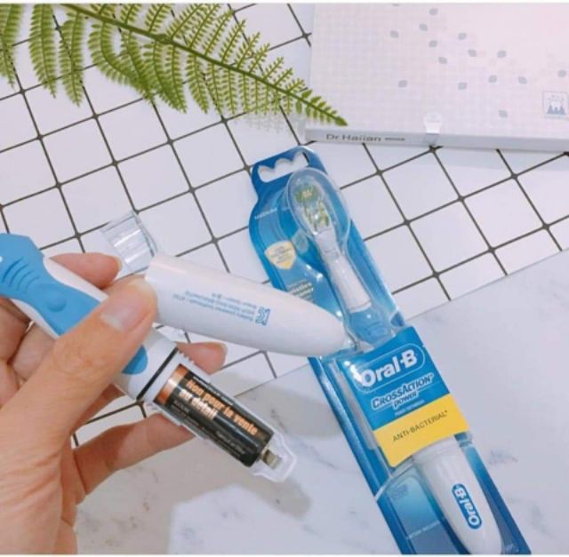 Bàn chải đánh răng điện Oral B