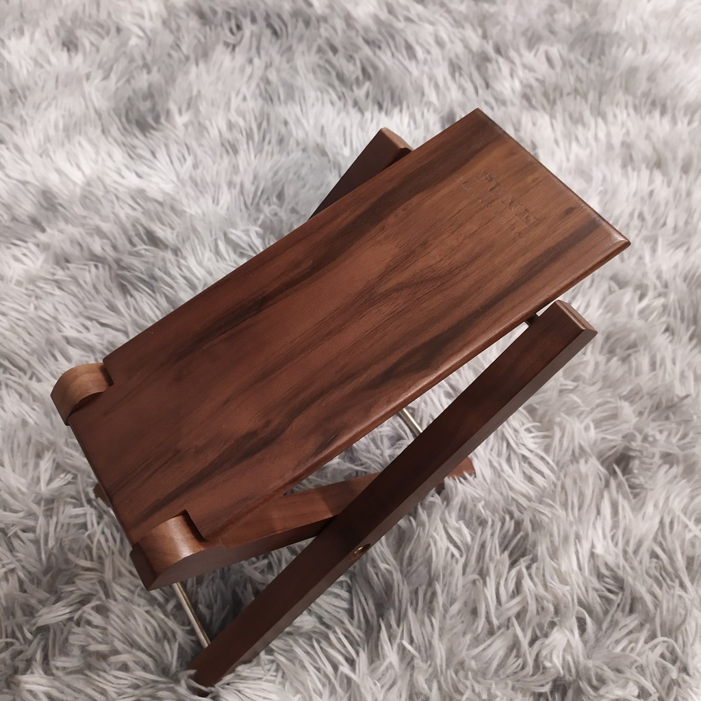 Giá kê chân chơi guitar bằng gỗ gụ nguyên khối bản to siêu đẹp