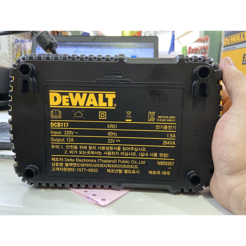 Bộ sạc pin đa năng DeWALT FLEXVOLT 18V/54V DCB117-KR