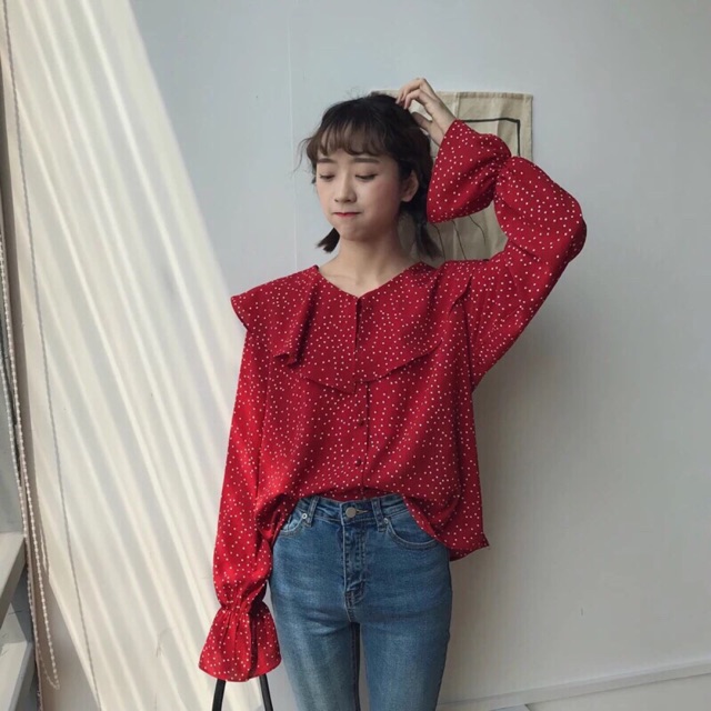 Áo chấm bi đỏ cổ bèo
