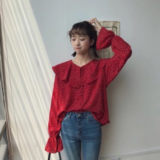 Áo chấm bi đỏ cổ bèo