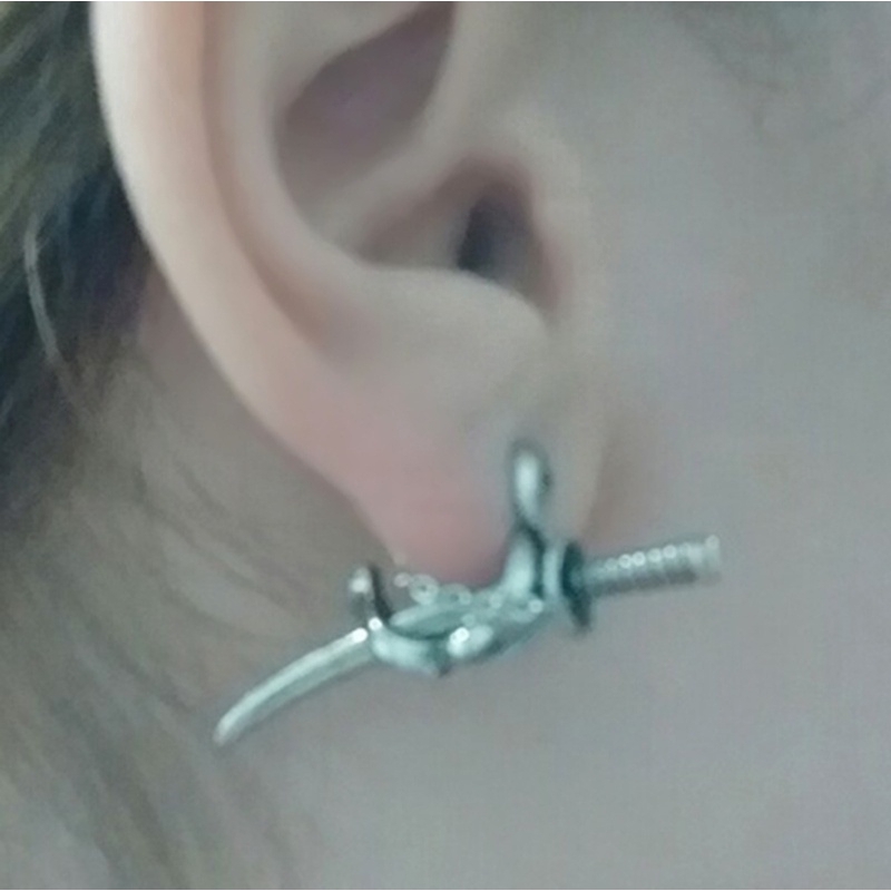 Khuyên tai thép không gỉ họa tiết kiếm Samurai độc đáo