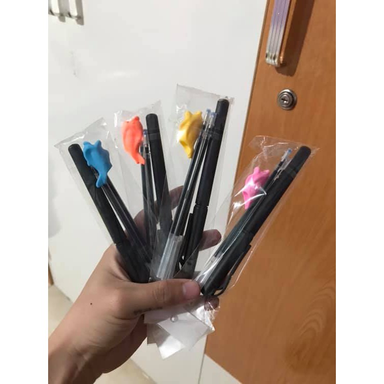 Đệm cầm bút cá heo