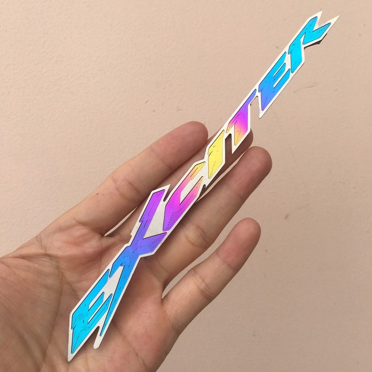 Tem titan chữ nổi Exciter không lo bị phai màu có sẵn keo 3M loại tốt chống bong tróc, làm nổi bật hơn 2 bên lườn xe