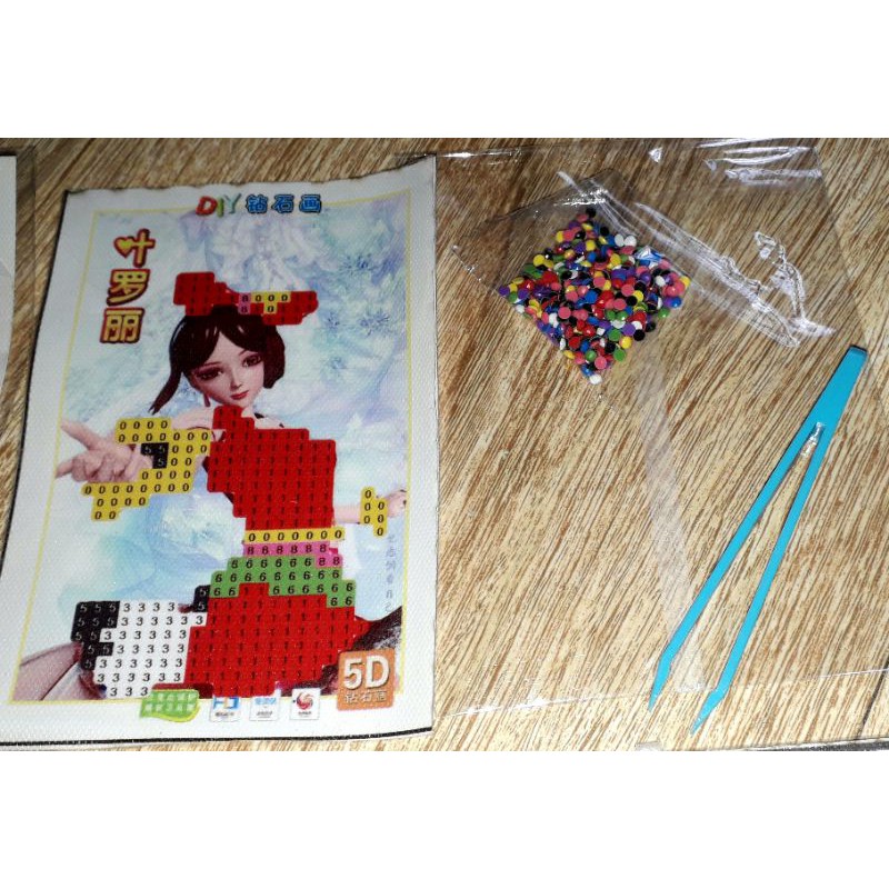 Một bộ trò chơi ráp tranh bằng hạt nhựa kích thước 12x10cm nhiều màu