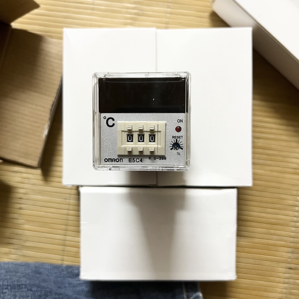 Bộ Điều Khiển Nhiệt Độ OMRON E5C4 Đồng Hồ Nhiệt OMRON E5C4 Đã Bao Gồm Đế