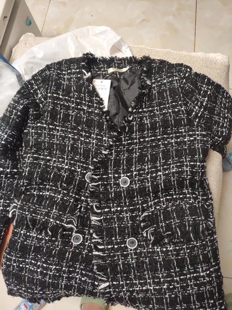 Áo khoác dạ tweed kẻ đen cổ v