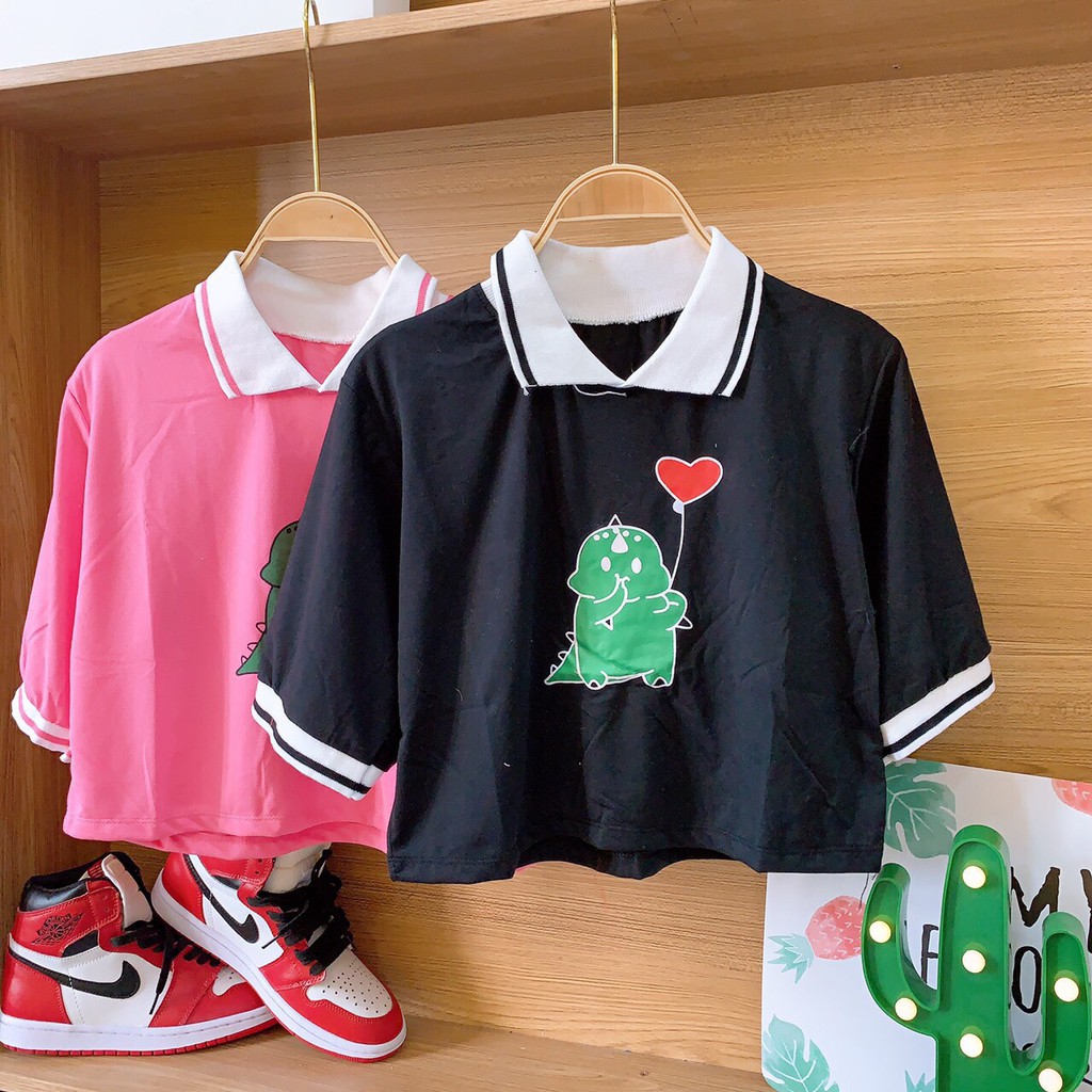 Áo polo croptop hình chú khủng long xanh