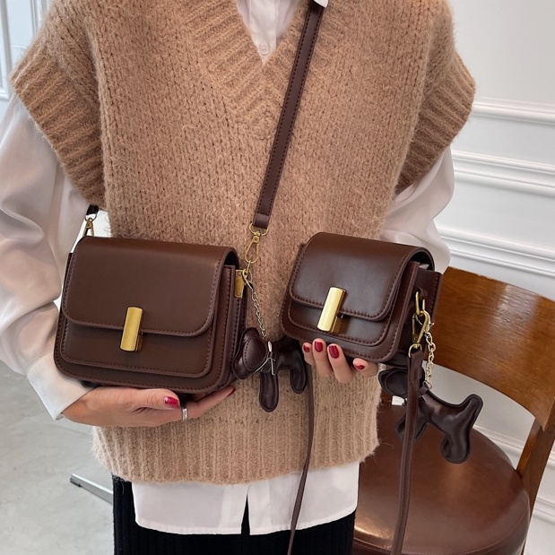 Túi xách nữ thời trang Quảng Châu đeo chéo kèm móc khoá hình cún dễ thương 04T3-2811